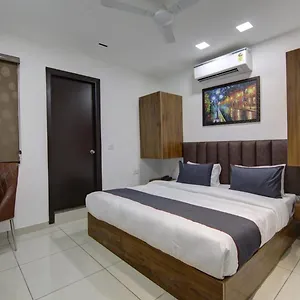 Hotel Shine Couple Friendly Rohini West Metro Station, Delhi (National Capital Territory of India)